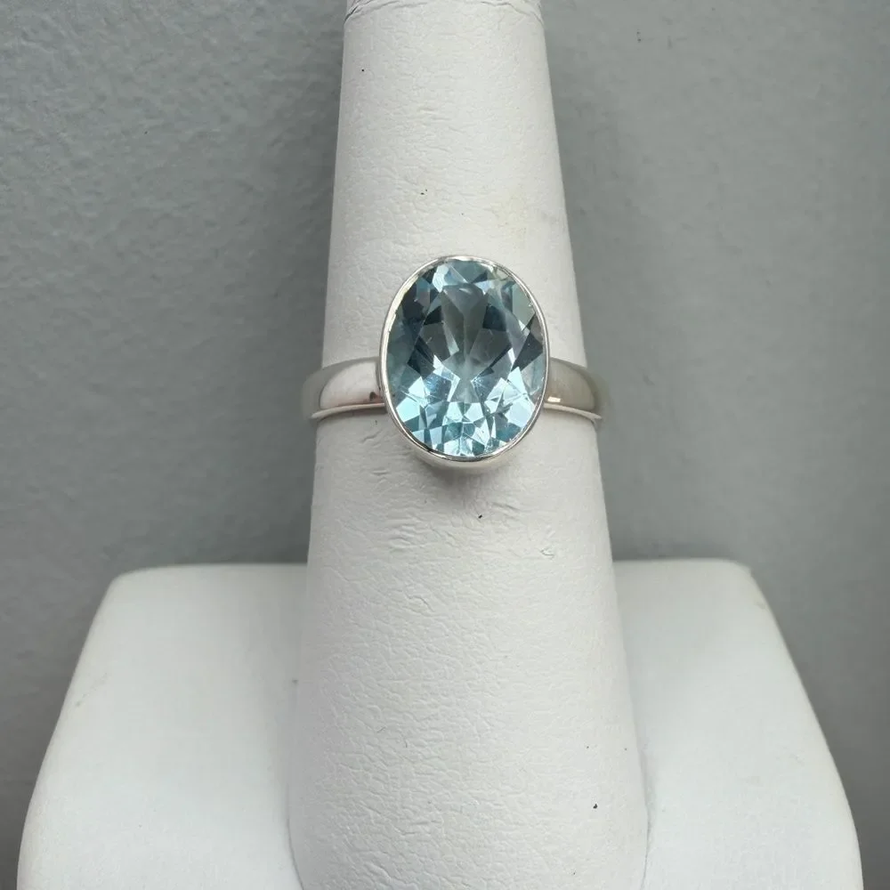 NWT 8x10.5mm oval‎ cut faceted blue topaz solitaire ring in sterling silver!